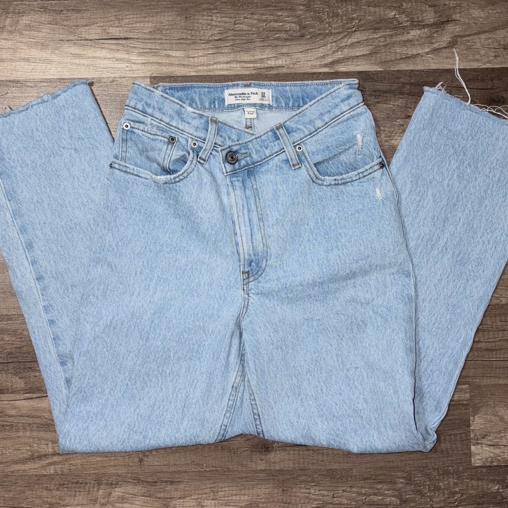 Abercrombie & Fitch Light Wash Straight Leg Women's Jeans